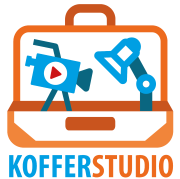 geöffneter Koffer mit Videokamera und Lampe